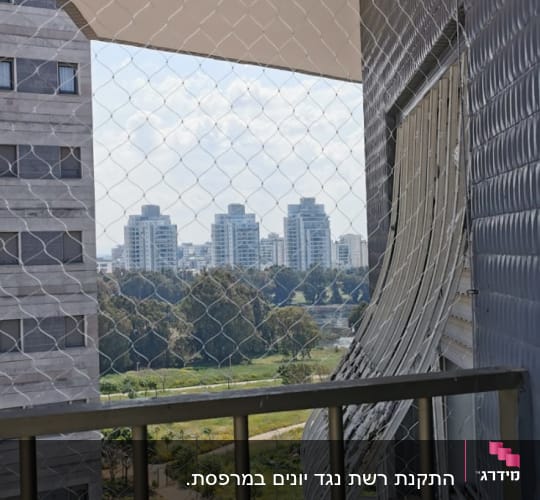 רשת הגנה מותקנת על מרפסת למניעת כניסת יונים